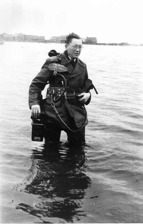 Kabelmonteur tijdens watersnoodramp